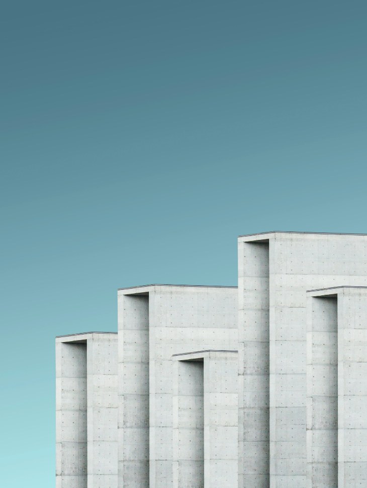 Façade architecturale en béton sous un ciel bleu