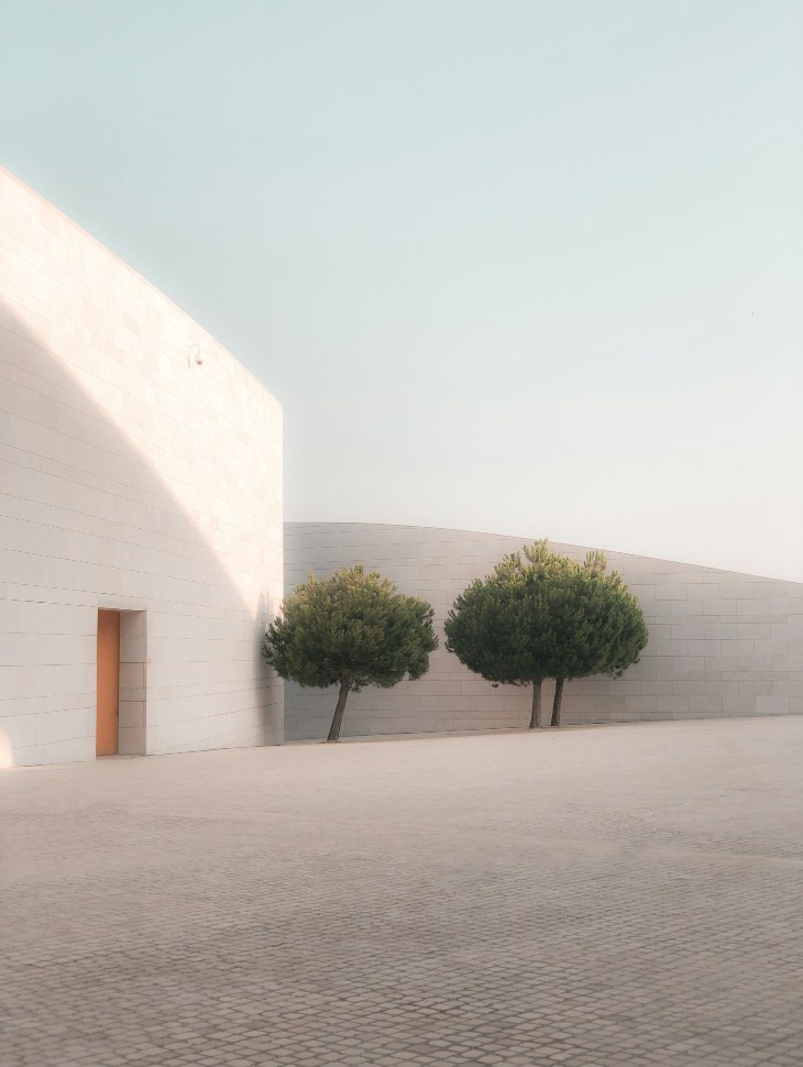 Bâtiment minimaliste blanc avec une porte