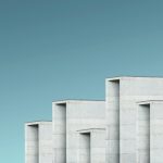 Façade architecturale en béton sous un ciel bleu