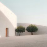 Bâtiment minimaliste blanc avec une porte